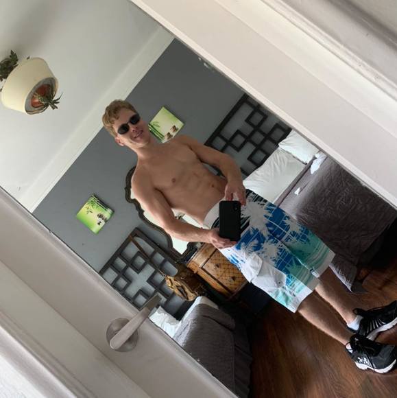 Profile Picture of Tyler Gray (@tylergray25) on Poshmark