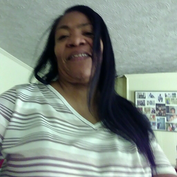 Profile Picture of Valerie Hayes (@tammhayes) on Poshmark