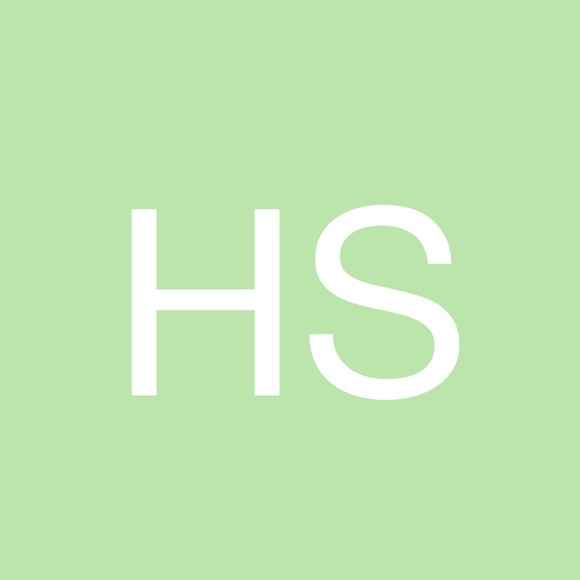 Profile Picture of Holly Sinclair (@hollymls) on Poshmark