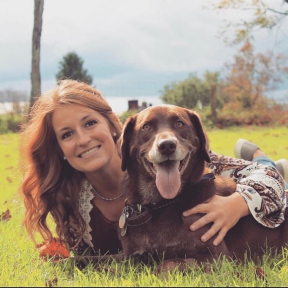 Profile Picture of Carly Shaw (@cnshaw23) on Poshmark