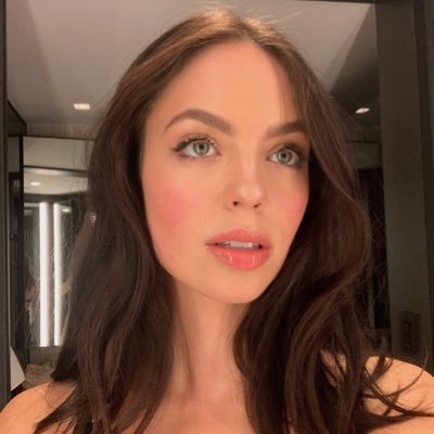 Profile Picture of Claudia Sulewski (@ClaudiaSulewski) on Twitter