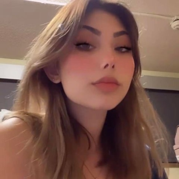 Profile Picture of Elle Paglino (@btb_elle) on Poshmark