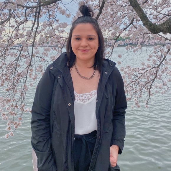 Profile Picture of Abigail Schneeberger (@schneebs98811) on Poshmark