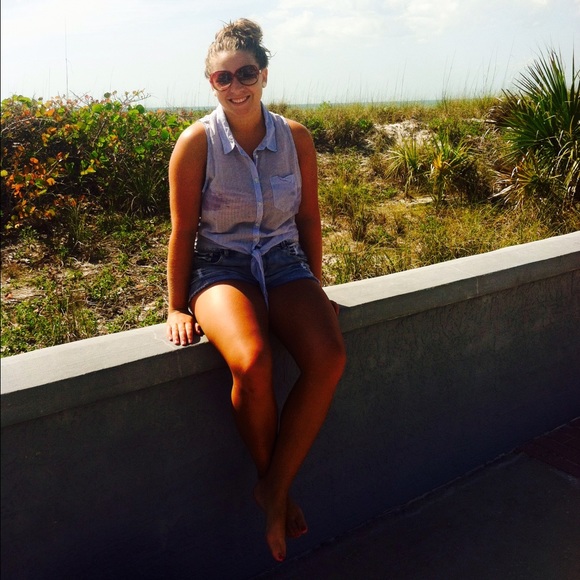 Profile Picture of Mollie Brodton (@mbrodton) on Poshmark