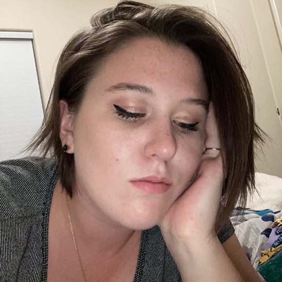 Profile Picture of Lorine Roberts (@scullyroberts) on Poshmark