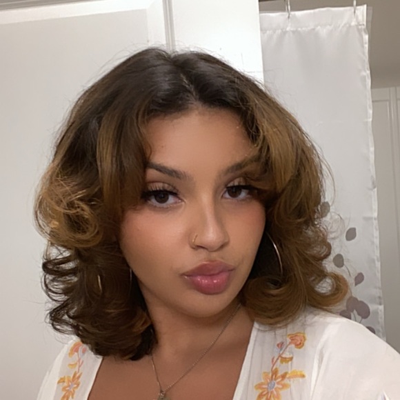 Profile Picture of Cira Gonsalves (@ciragonsalves) on Poshmark