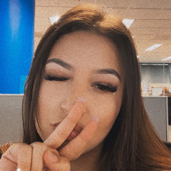 Profile Picture of Bianca Diaz (@biancadiaz64) on Poshmark