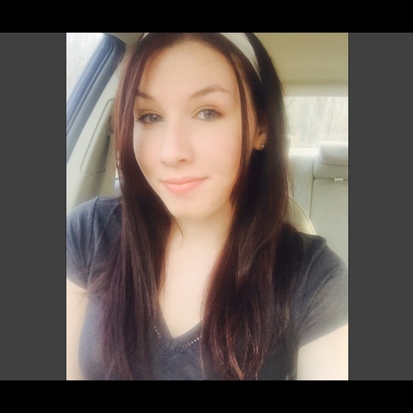 Profile Picture of Danielle Perrelli (@dperrelli) on Poshmark