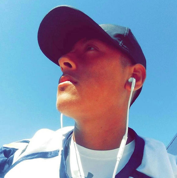 Profile Picture of Albert Lazaro (@albertlazaro8) on Poshmark