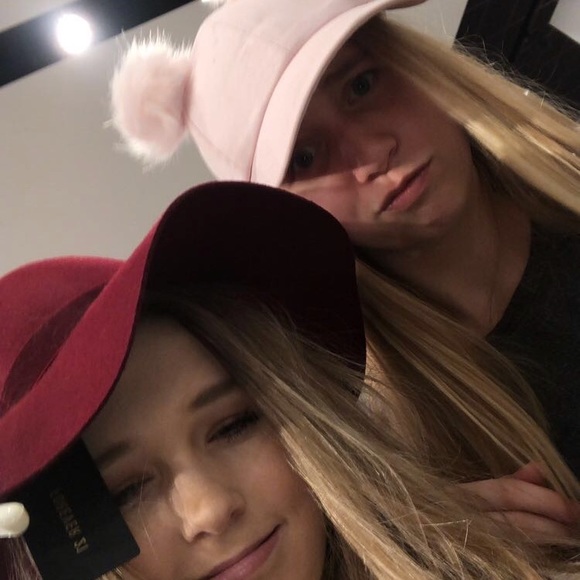 Profile Picture of Zoe Thane (@zoegrace15) on Poshmark