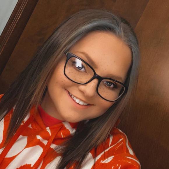 Baylee Peterson - Poshmark Profile Picture of Baylee Peterson (@camo_softball35) on Poshmark