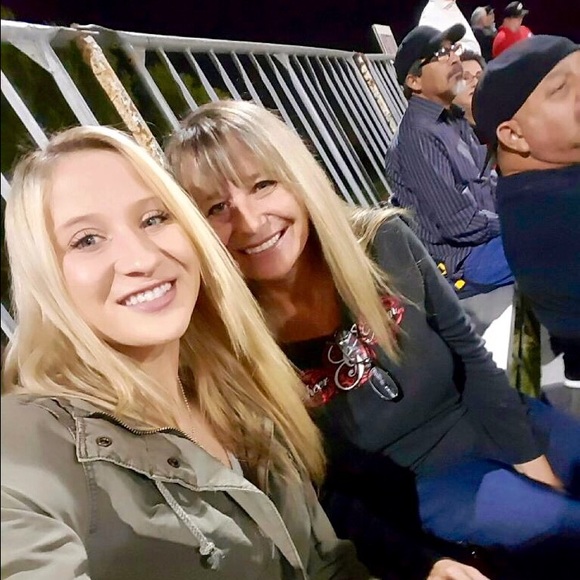 Profile Picture of Haley Hogberg (@haleyyy20) on Poshmark