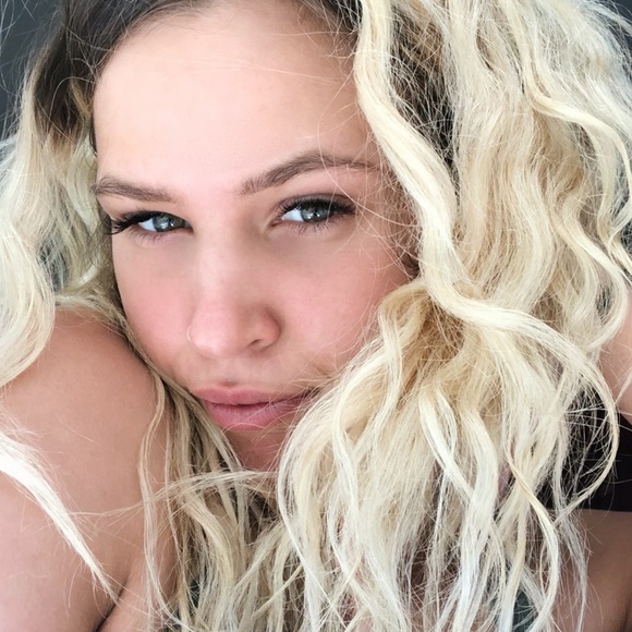 Profile Picture of Alexandra Tipton (@altipton) on Poshmark