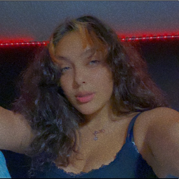 Profile Picture of Alegria Recoba (@arecoba) on Poshmark