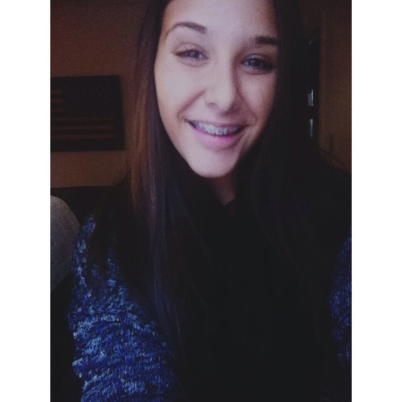 Profile Picture of Bella Aloe (@bellaaloe_) on Poshmark