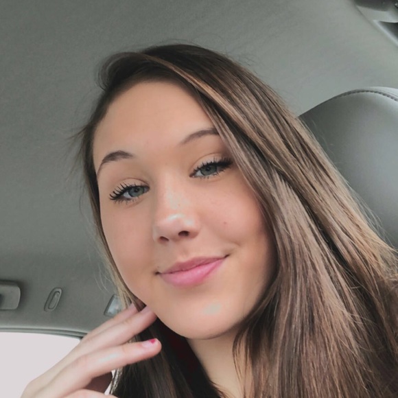 Profile Picture of Sevanah Hackstadt (@sevanahhack) on Poshmark