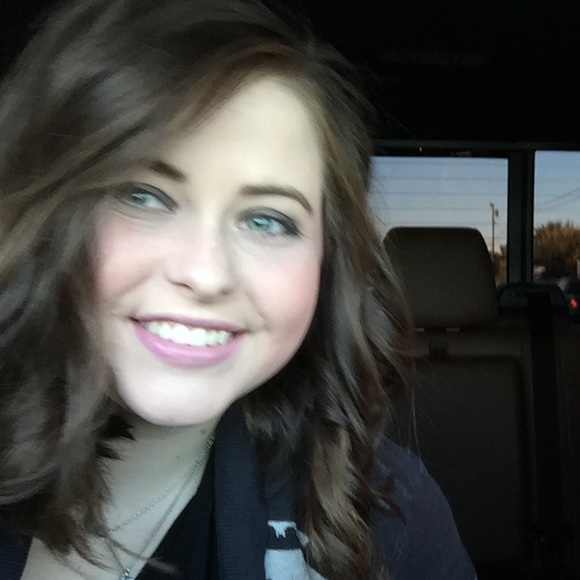 Profile Picture of Cotton Newbrough (@cottonnicole17) on Poshmark