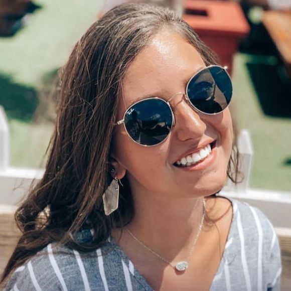 Profile Picture of Jessica Vedrani (@jessicav5) on Poshmark