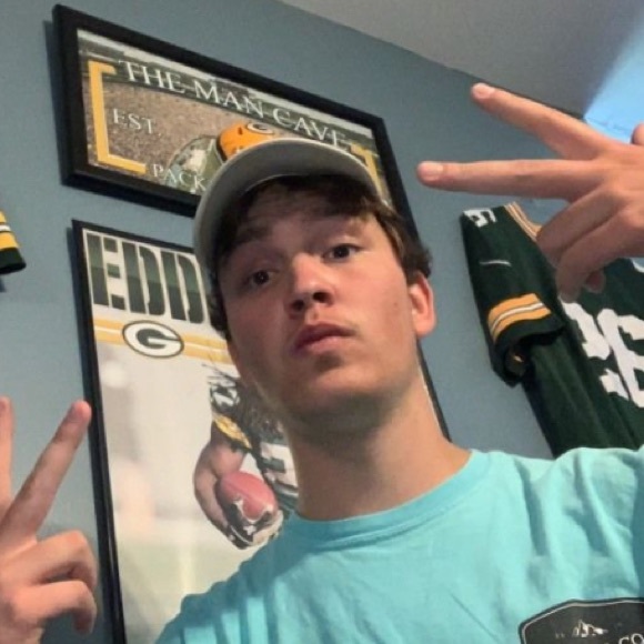 Profile Picture of Taylor Tanner (@taylortottanner) on Poshmark