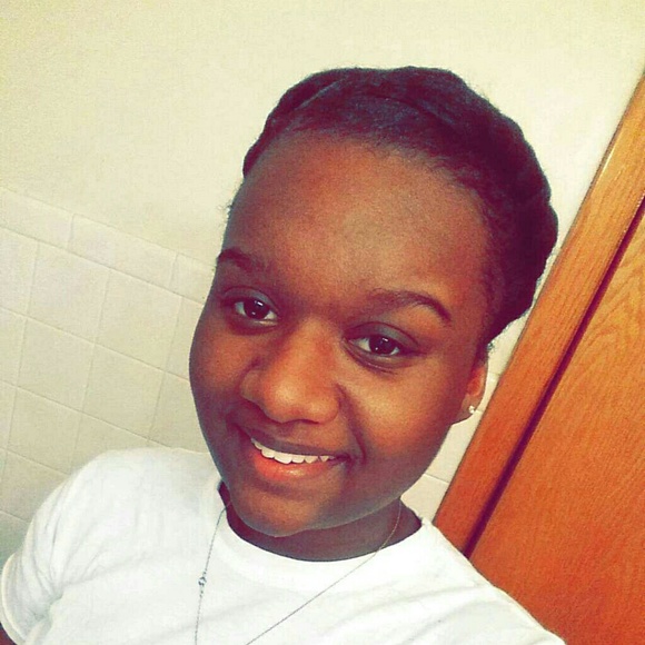 Profile Picture of Dominique Stewart (@niquenique20) on Poshmark