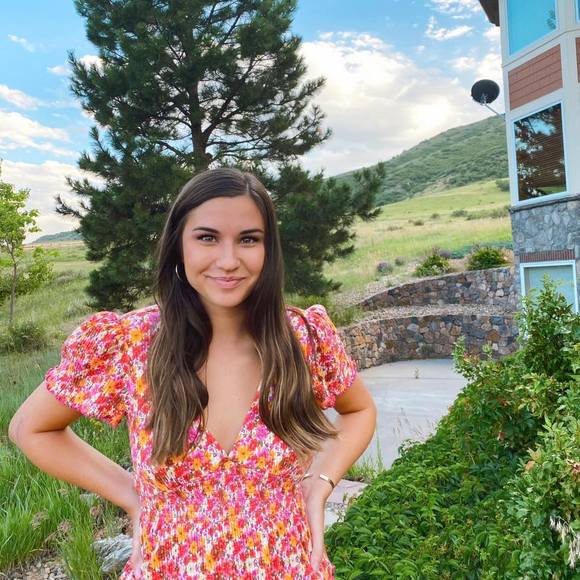 Profile Picture of Cassandra Tomchak (@ctomchak) on Poshmark