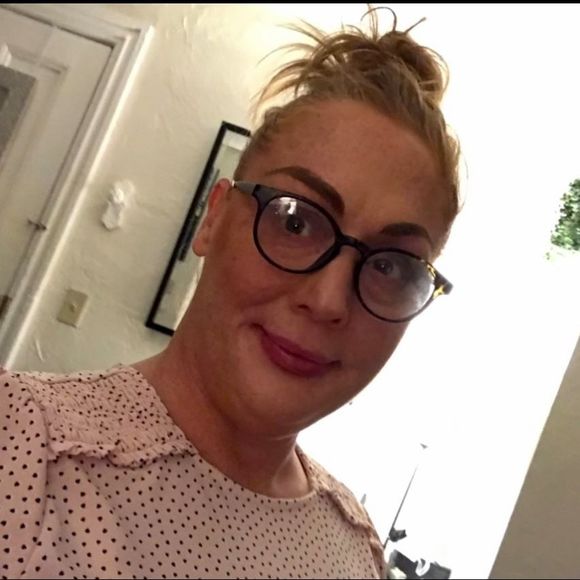 Profile Picture of Leah Firth (@tuckersart) on Poshmark