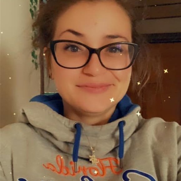 Profile Picture of Riss Heemer (@lmh08) on Poshmark