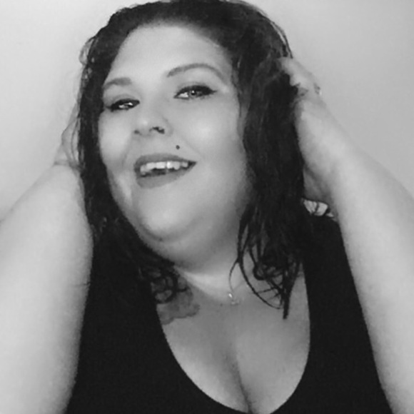 Profile Picture of Amanda Thacker (@jankydino) on Poshmark