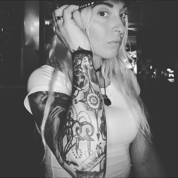 Profile Picture of Alexandra Flowerdew (@allyflowers423) on Poshmark