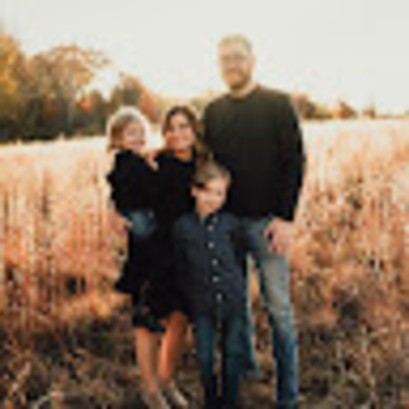 Profile Picture of Nicole Neuschwander (@neuschwander521) on Poshmark