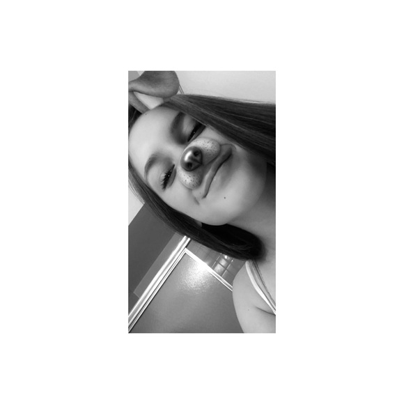 Profile Picture of Camryn Vizitiu (@camrynvizi) on Poshmark