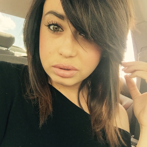 Profile Picture of Sylvania Lopez (@sylvania09) on Poshmark