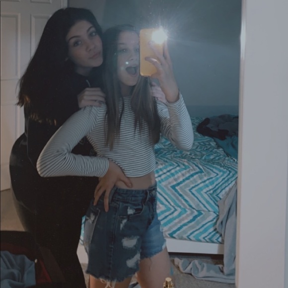 Profile Picture of Kylee Vanalstine (@kyleepaige959) on Poshmark