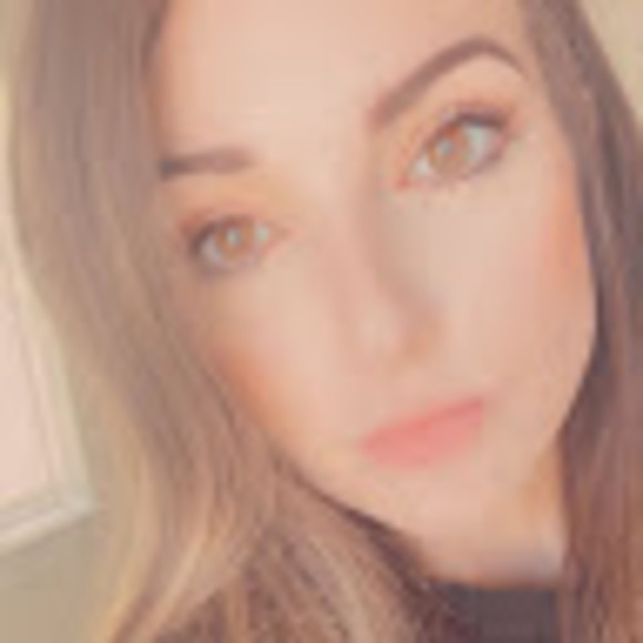 Profile Picture of Danielle Mackey (@daniellezmackey) on Poshmark
