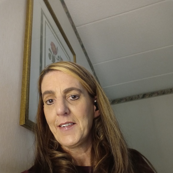 Profile Picture of Robin Lore (@justajerseygirl) on Poshmark