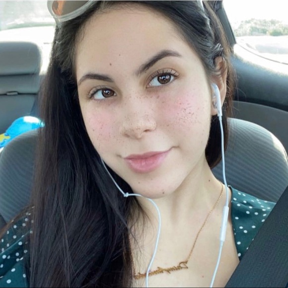 Profile Picture of Amanda Alonso (@amandaalonsso) on Poshmark