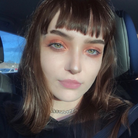 Profile Picture of Chloe Steele (@colohue) on Poshmark