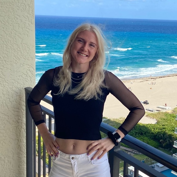Profile Picture of Jessica Conant (@jeconant30) on Poshmark