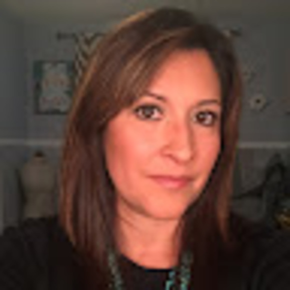 Profile Picture of Dominique Koshuta (@dkoshuta) on Poshmark