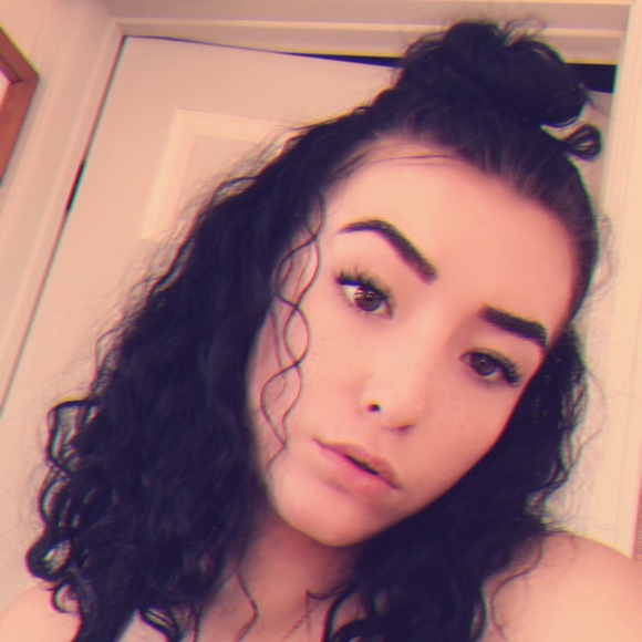 Profile Picture of Rose Matthews (@rosematt) on Poshmark