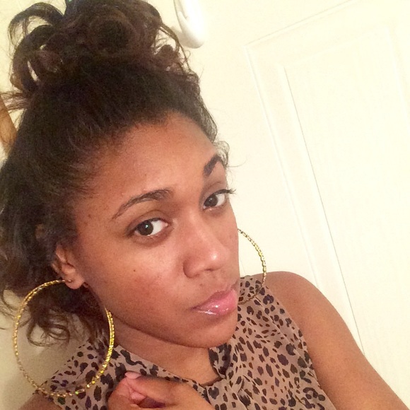 Profile Picture of Kaprisha Howell (@kaprishahowell) on Poshmark