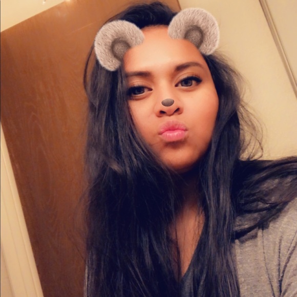 Profile Picture of Juliana Thomason (@jewelsofjuls) on Poshmark