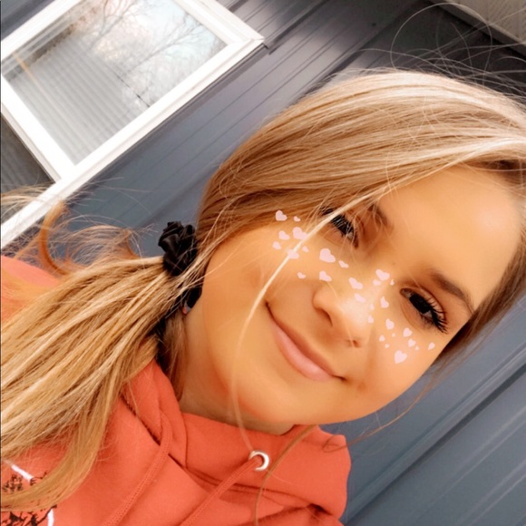 Profile Picture of Alexis Ives (@alexis_ives) on Poshmark