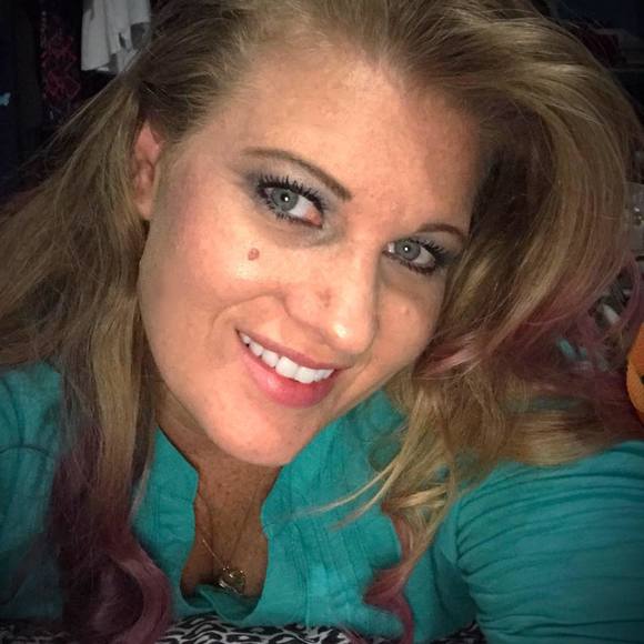 Profile Picture of Aprille Ortiz (@xsweetblondiex) on Poshmark