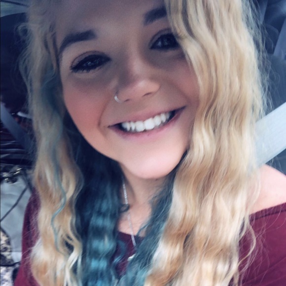 Profile Picture of Rae Edwards (@raeedwards16) on Poshmark