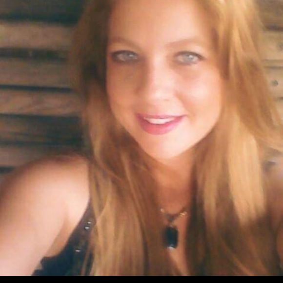 Profile Picture of Tiffany Hoepfl (@tiffanyhoepfl) on Poshmark