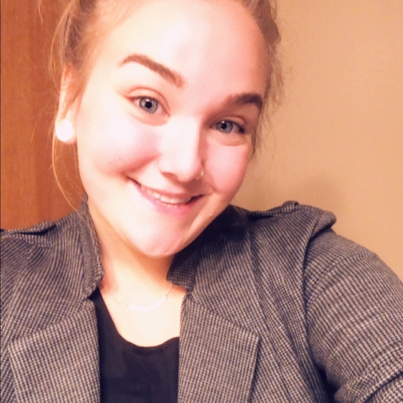 Profile Picture of Britney Farnum (@bfarnz07) on Poshmark