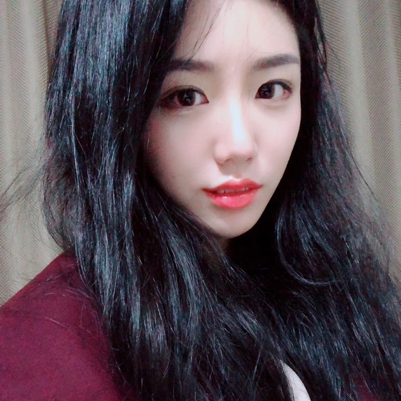 Profile Picture of Bomi Kim (@rlaqhal2016) on Poshmark