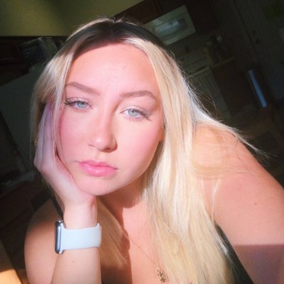 Profile Photo of Caroline Carson 🦜 (@caroline14__) on Twitter