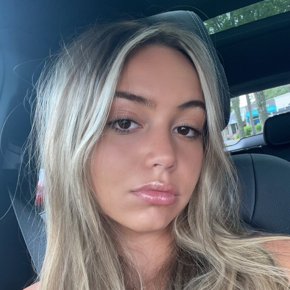 Julia Brusco - Poshmark Profile Picture of Julia Brusco (@juliabrusco) on Poshmark